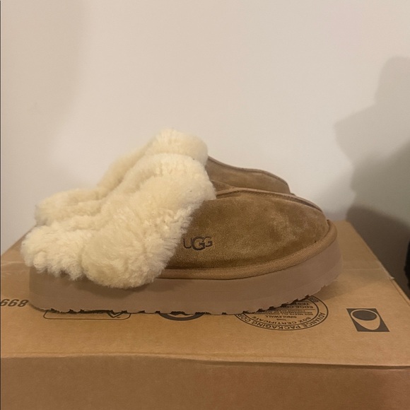 UGG Tan and Cream Shearling Slippers for kids - Picture 4 of 12